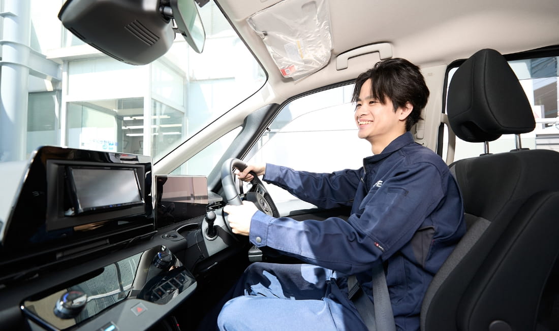 作業車を運転する石原さんの画像