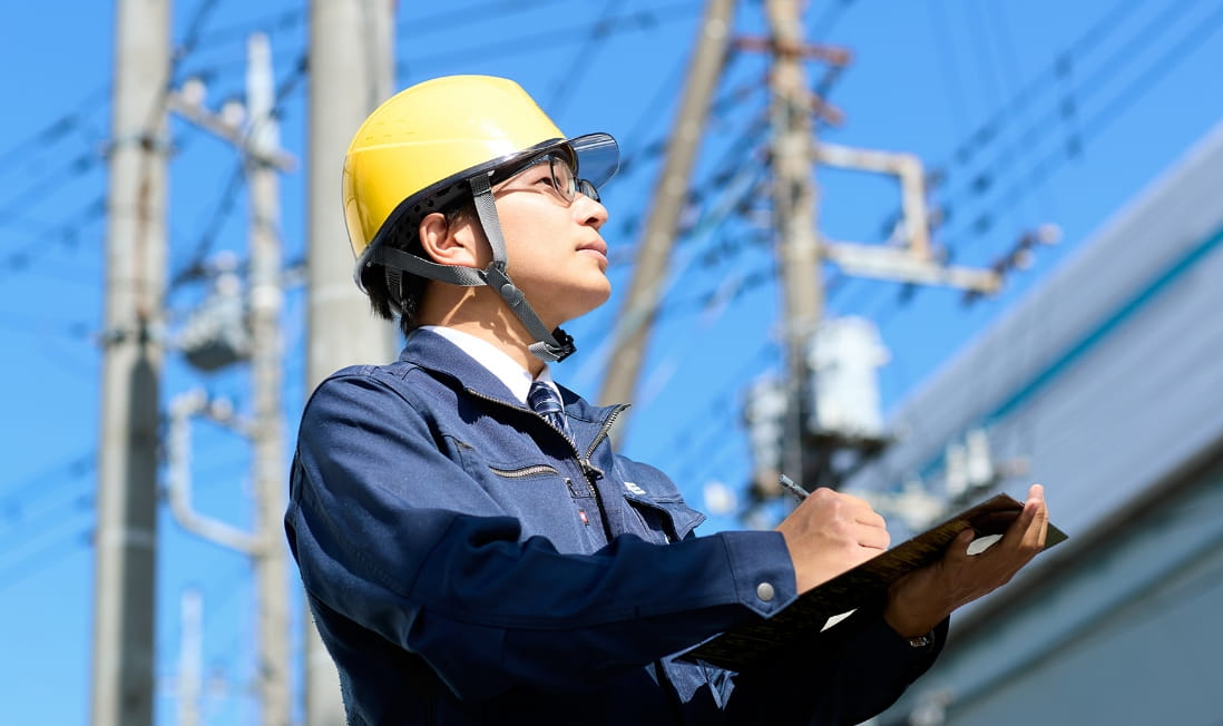 現場で点検作業を行う柏木さんの画像