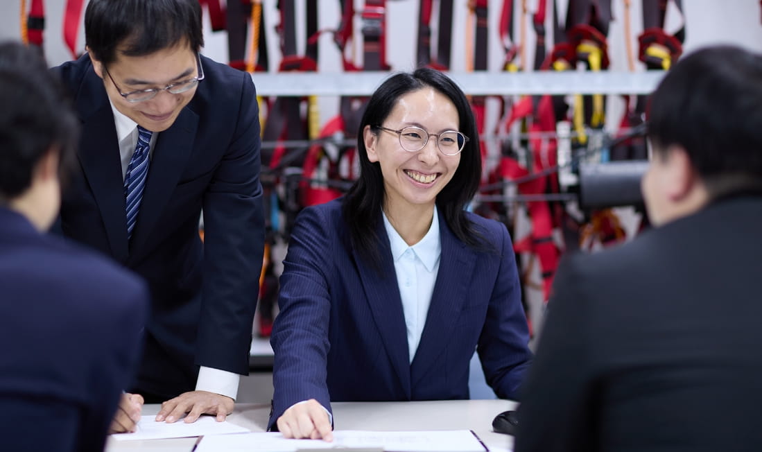 打ち合わせをする石川さんの画像