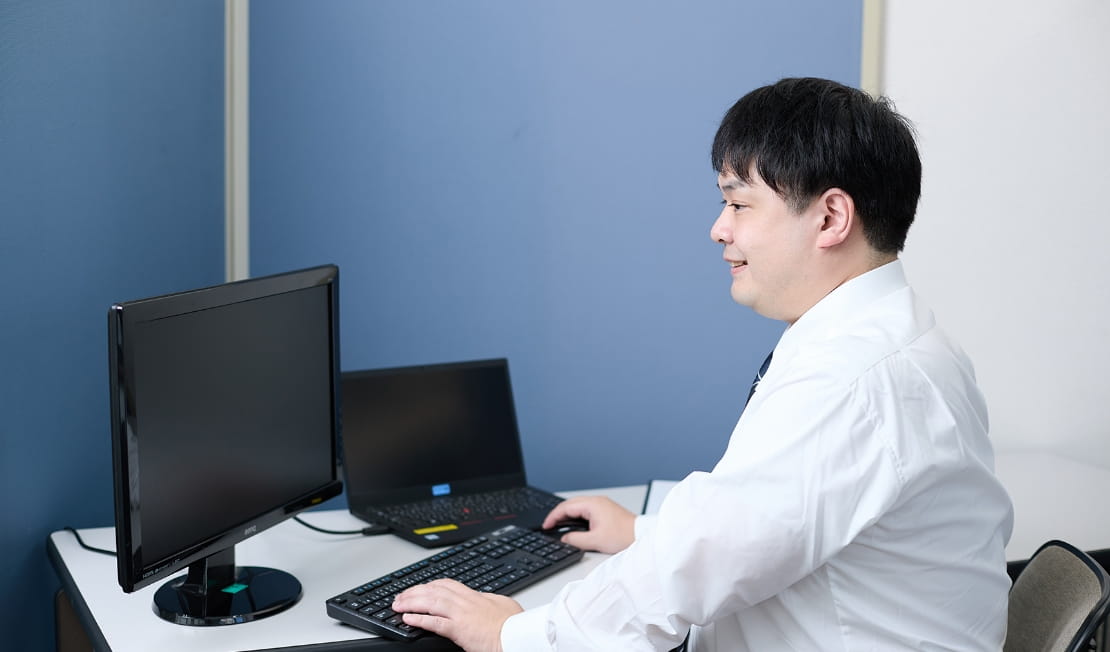 コーディングを行う土肥口さんの画像